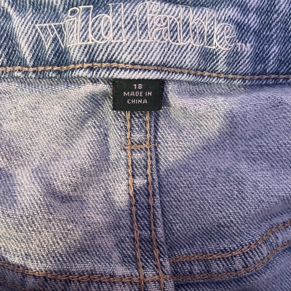 Shorts - Picture 3 of 4